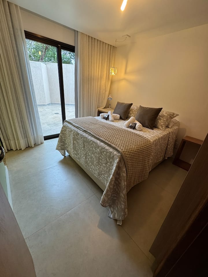 ห้องสวีทสีเขียว - สิทธิพิเศษในการเข้าถึงลานกลางแจ้ง ตู้เสื้อผ้าขนาดใหญ่ ห้องน้ำ และเครื่องปรับอากาศ