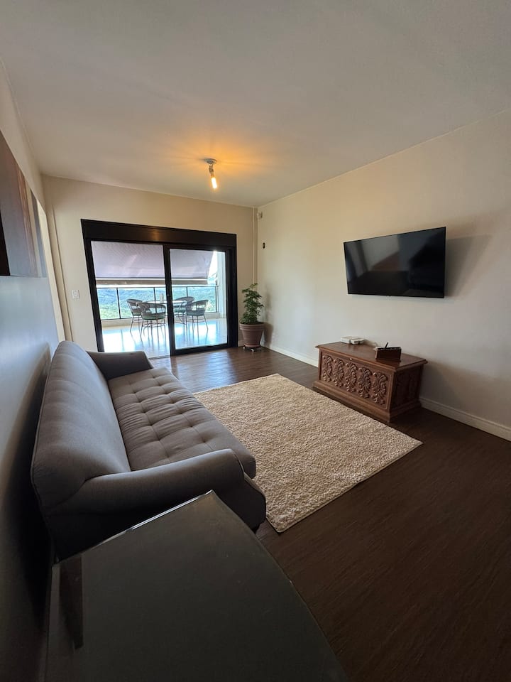 ห้องทีวีพร้อม Amazon Prime และ Netflix เกมกระดาน พัดลม ตู้กับข้าว และทางไปยังระเบียงชั้นบน