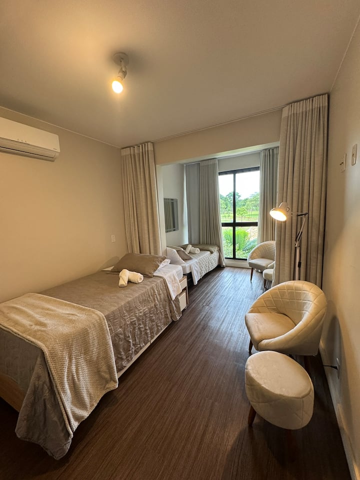 ห้องซูพีเรียร์ - ชั้น 2 วิวสวนฟรี เครื่องปรับอากาศ เตียงเดี่ยว 2 เตียงพร้อมเตียงเสริมด้านล่าง ม่านแบ่งห้องครึ่งหนึ่ง และห้องน้ำติดประตู