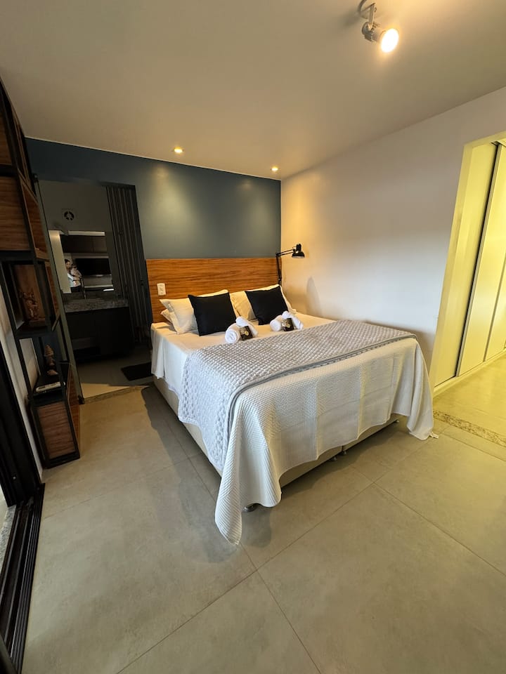 ห้องสวีทสีฟ้า - สิทธิพิเศษในการใช้บริเวณสระว่ายน้ำ ห้องน้ำที่เข้าถึงได้ ตู้เสื้อผ้าขนาดใหญ่ เครื่องปรับอากาศ ทีวี และโต๊ะทำงาน 