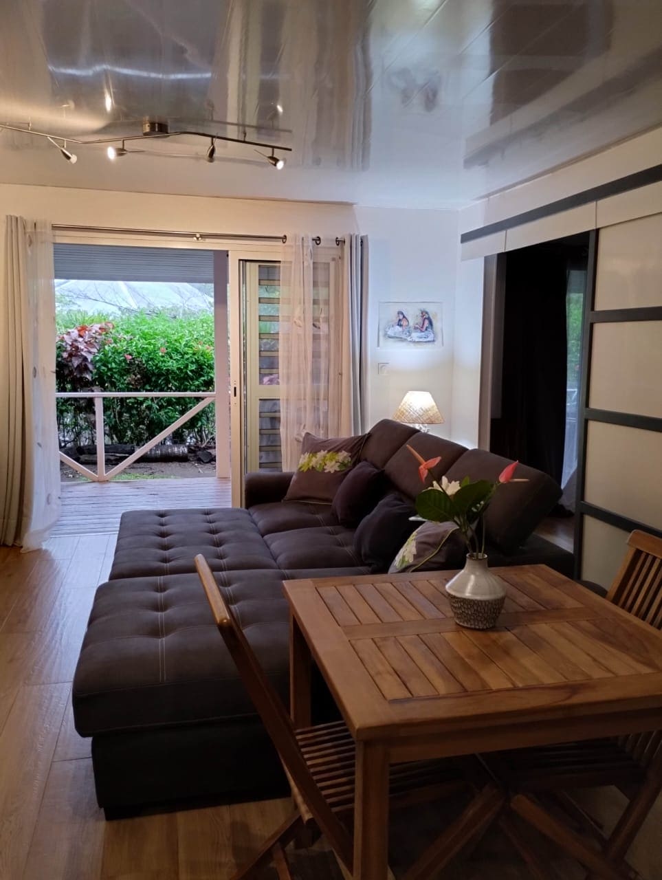 Sebule, kitanda cha sofa kilicho wazi