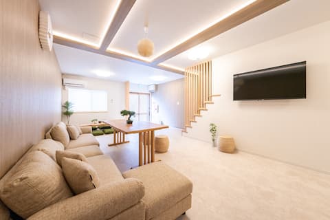 (Whole house) 2-story large townhouse with sauna and jacuzzi on the roof, 4 bedrooms