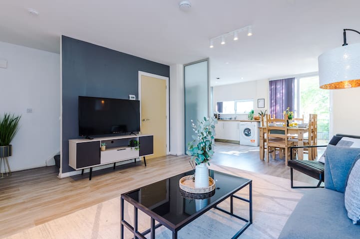 3BR House | Sleeps 6 | Etihad Stad | Free Parking