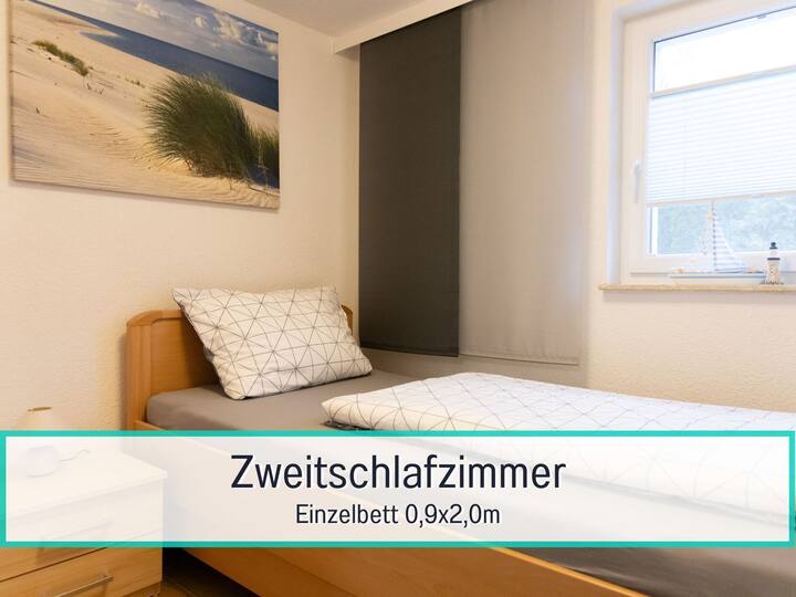 Ideal für mitreisende Kinder, Freunde oder als Rückzugsort: Das separate Schlafzimmer bietet ein komfortables Einzelbett (90×200 cm), ein Fenster mit Tageslicht.