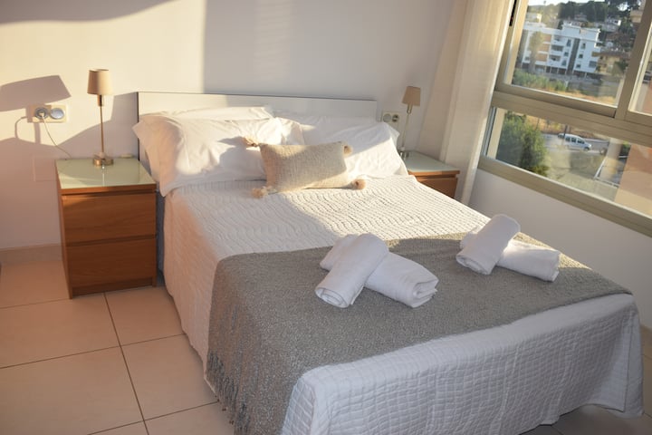 ห้องนอนมีพัดลมเพดานพร้อมรีโมทคอนโทรล เตียงนอนสบายพร้อมที่นอนวิสโคอีลาสติกขนาด 1.35 ซม. และหมอนวิสโคอีลาสติกที่ให้ความสบายเป็นพิเศษ 