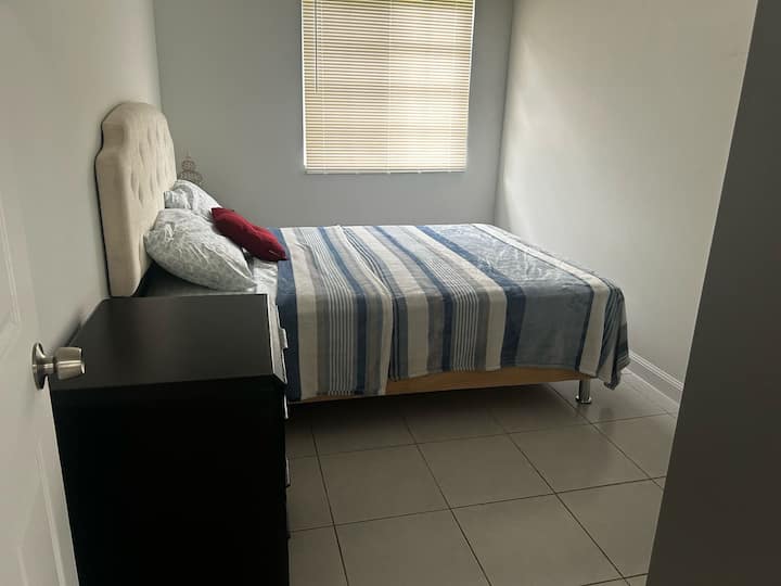 سرير ذو مقاس ملكيّ.