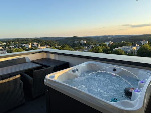 Penthouse with sauna, jacuzzi & table football