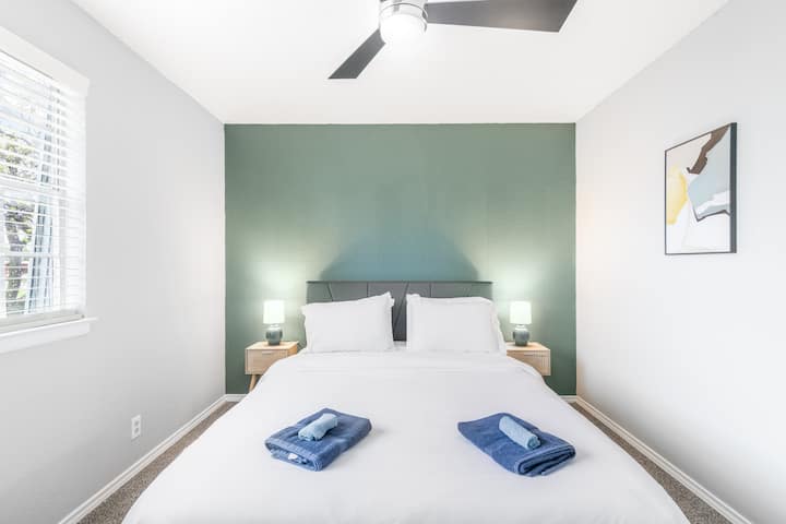 Udobna i moderna spavaća soba osmišljena za miran boravak u blizini stadiona AT&T Stadium. Sadrži plišani krevet, svježu posteljinu hotelske kvalitete i opuštajuće okruženje savršeno za odmor nakon utakmica, koncerata ili dugih dana putovanja