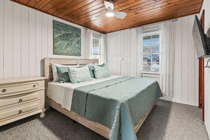 מיטת קינג סייז ונעימה! טלוויזיה חכמה 42 אינץ' של Roku