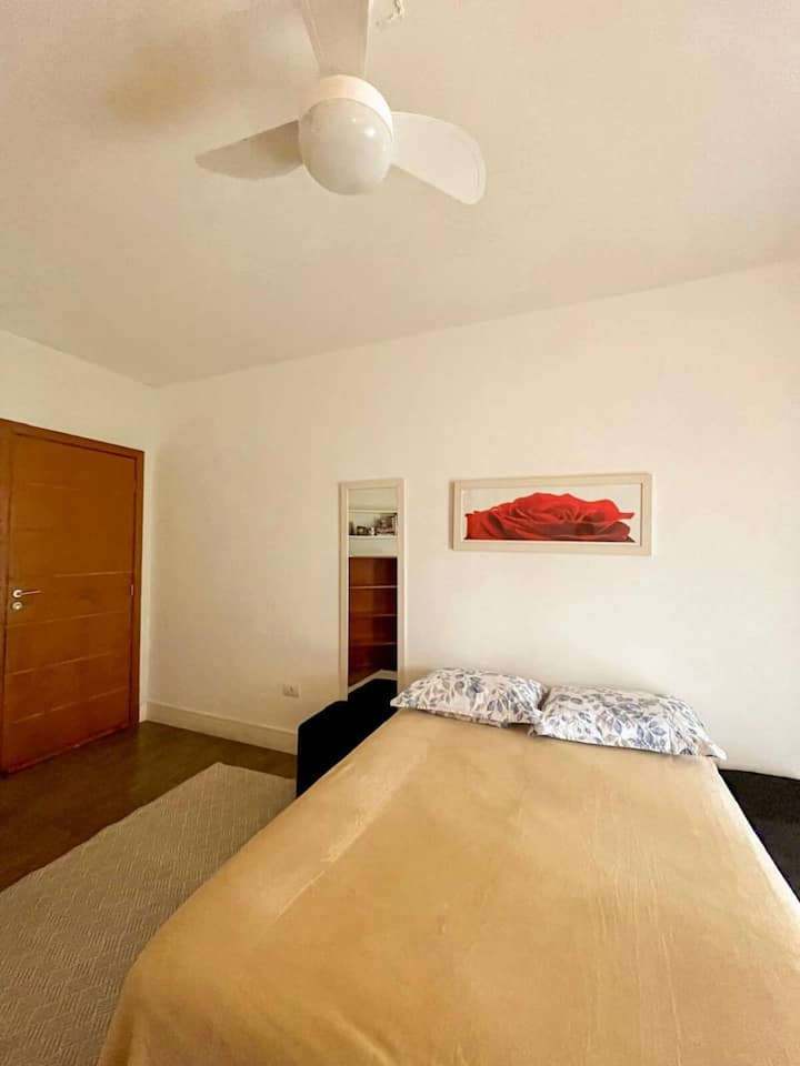 spaziosa camera con ventilatore a soffitto e accesso al cortile dal balcone 