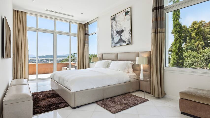 8-bedroom villa close to the center of Cannes