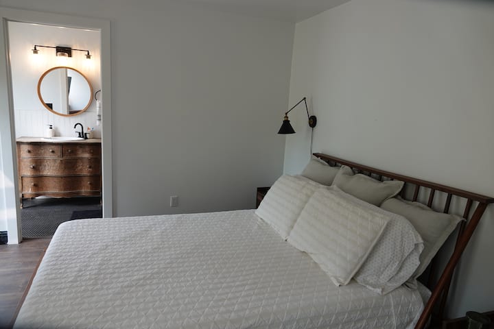 Privatni ulazni apartman s bračnim krevetom (160x200) i vlastitom kupaonicom s tušem i kadom