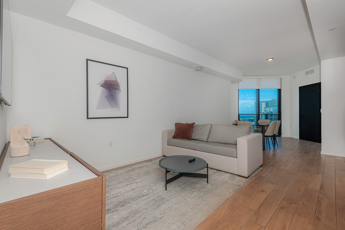 Top performing Airbnb: Sky-High Luxe Condo · Beach Club · Downtown ·#4414 in Bayfront