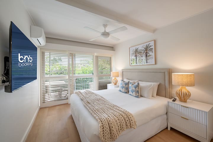 Uključuje veliki bračni krevet, Smart TV, klima-uređaj i stropni ventilator.