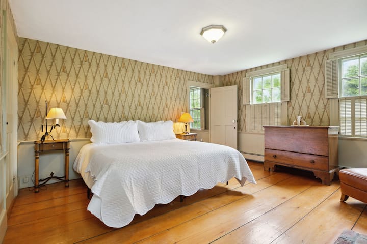 Glavna kuća | spavaća soba na 2. katu - bračni krevet (2 blizanca), hotelska posteljina, udobna stolica i privatna kupaonica. 