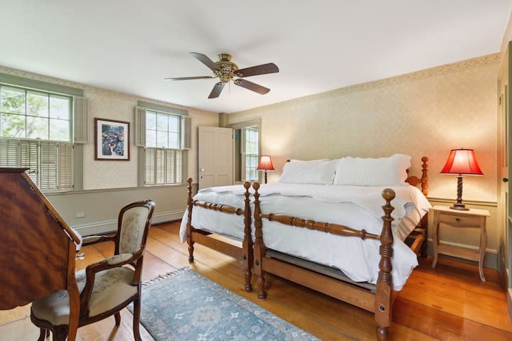 Glavna kuća | spavaća soba na 2. katu - bračni krevet (2 blizanca), hotelska posteljina, radni stol i privatna kupaonica. 