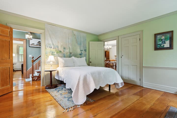 Glavna kuća | spavaća soba na 1. katu - bračni krevet, hotelska posteljina, udobna stolica i privatna kupaonica. 