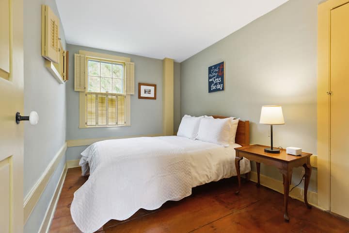 Glavna kuća | spavaća soba na 2. katu - bračni krevet i hotelska kvalitetna posteljina. 