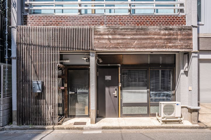 60y/o urban traditional Japanese house. 10ppl 4BR gallery image 2