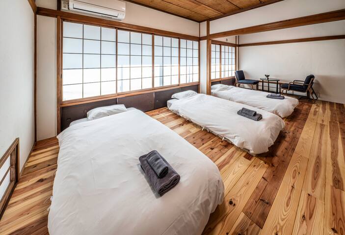 60y/o urban traditional Japanese house. 10ppl 4BR gallery image 3