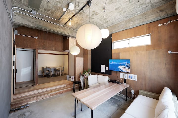 60y/o urban traditional Japanese house. 10ppl 4BR