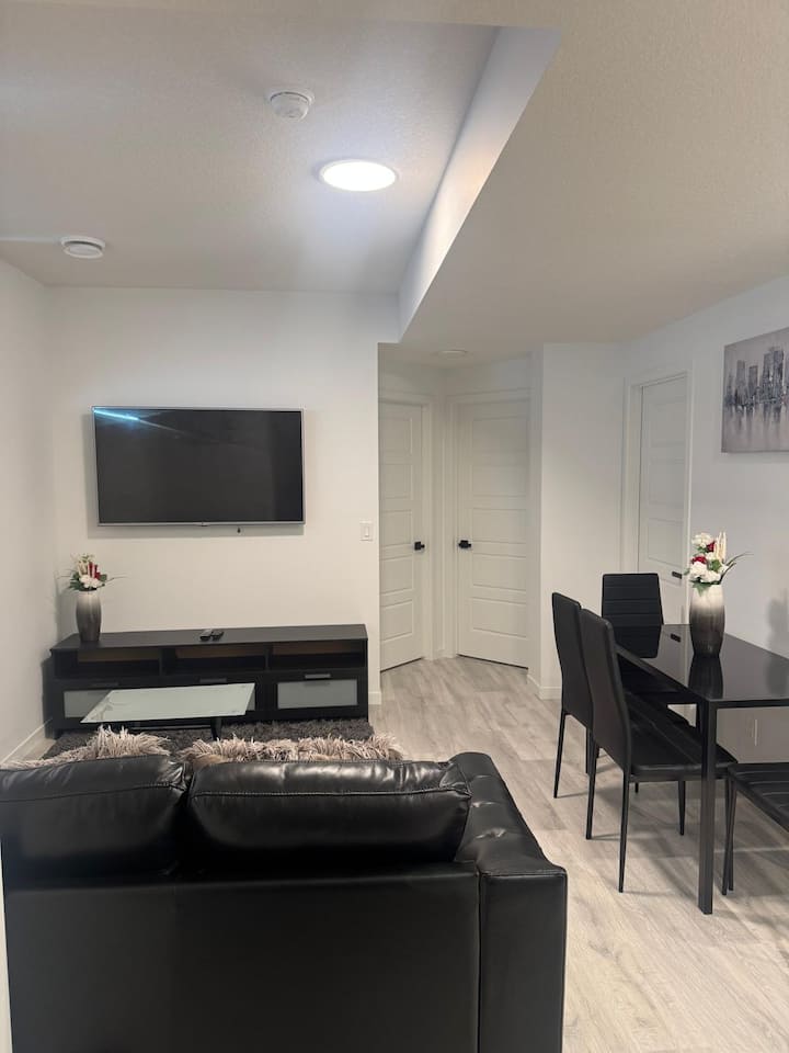 Superhost 2br | Best Value Nw Calgary | Parking - Calgary