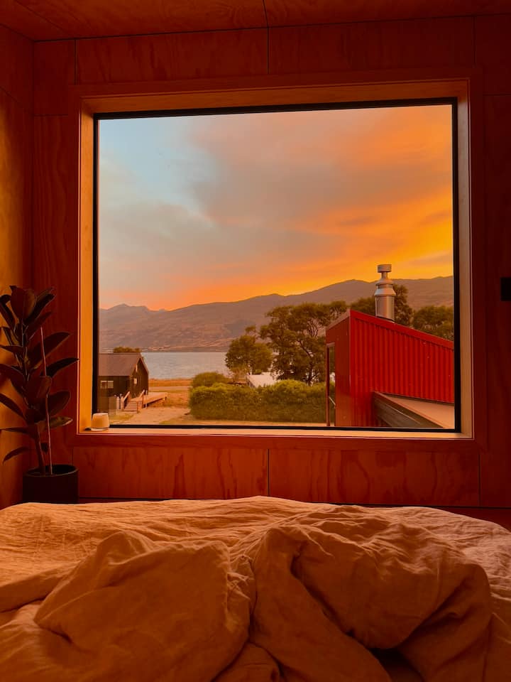 Наблюдавам изгрева от леглото.