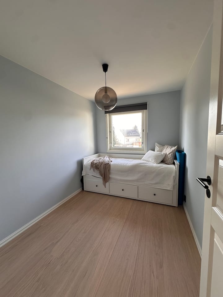 Eenpersoonsbed dat indien nodig kan worden omgebouwd tot een tweepersoonsbed.