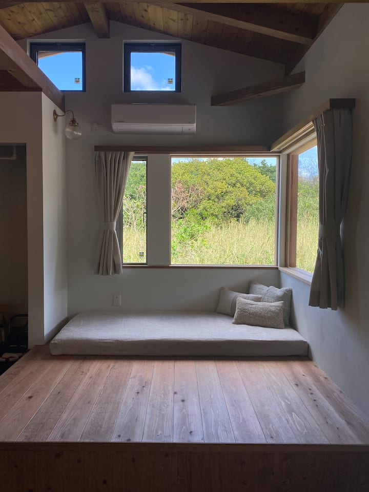 草原を見渡せるLDKのDayBedスペース。
ベルギーLIBECO社のリネンで製作したカバーを使用しています。
