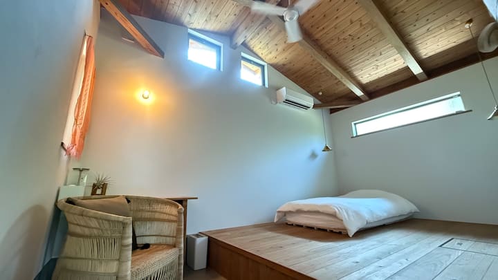 寝室に１、デイベッドスペースに１のセッティング時。
マラウィチェアをデスクチェアに。