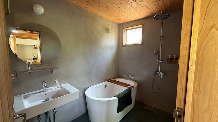 心地よいレインシャワーとゆったりしたバスタブで癒しのひとときを。