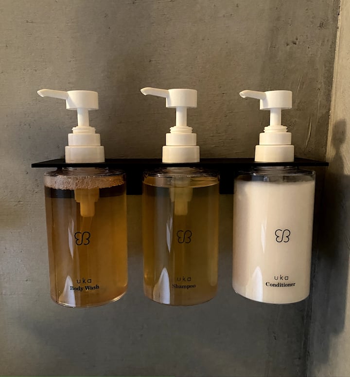 アメニティーはトータルビューティーカンパニーukaのIZUシリーズ。
伊豆の雨・土・森・海をローズ、クロモジ、ヒノキ、パチョリで表現したウッディローズの癒しの香り。