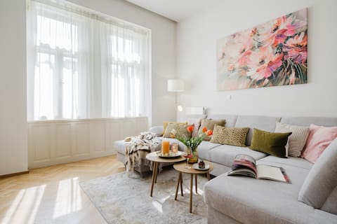 2BDR apt. w/ 2 bathrooms & parking • Vinohrady