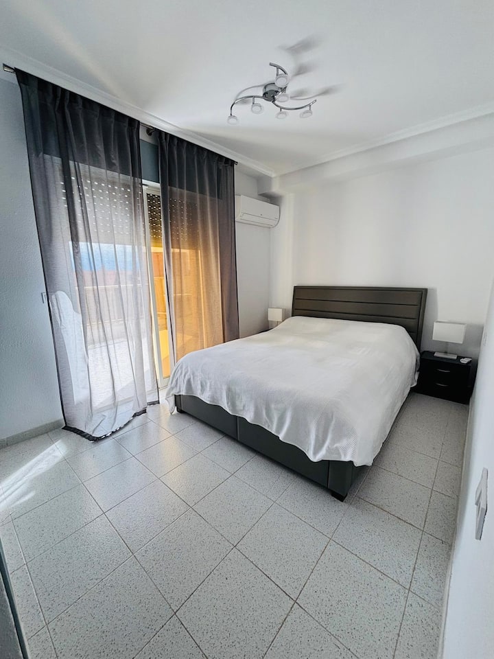 Manželská posteľ s kvalitným matracom. 