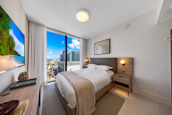 Disfruta de increíbles vistas a la ciudad y al agua desde tu dormitorio.