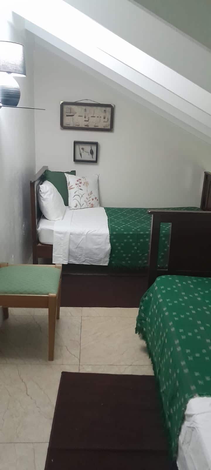 يمكن وضع سريرين مفردين في الدور العلوي معًا لصنع سرير بحجم كوين