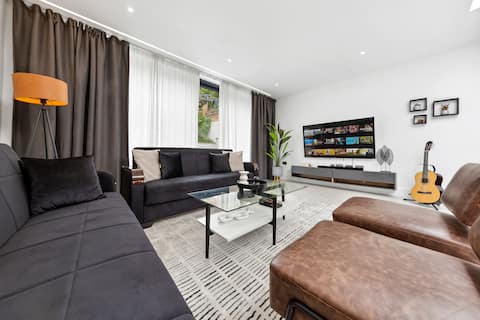 Spacious 5 bed Sleeps 11 Home In Best Area Luton