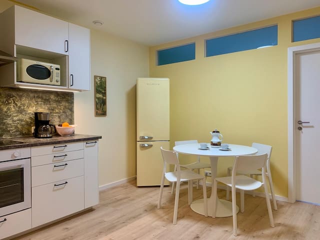 Centrally-located apartment with free parking spot gallery image 4