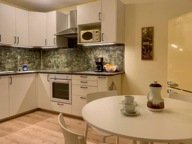 Centrally-located apartment with free parking spot gallery image 3