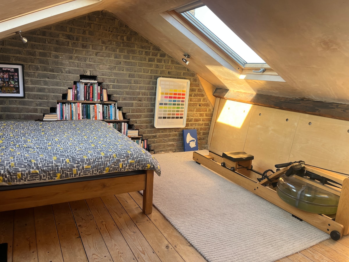 Dormitorio del ático con cama tamaño king