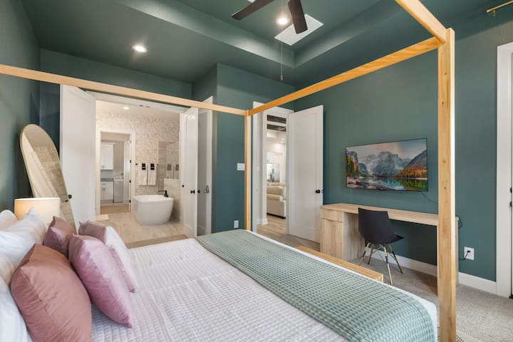 Поинаков агол на главната спална соба – од тука навистина може да го цените пространиот дизајн и живописните бои. Чиста удобност!