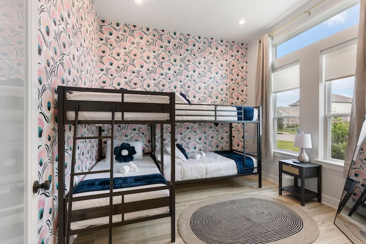 Спалната соба е создадена за забава! Има четири двокреветни кревети, па има доволно простор за сите да преноќат по напорниот ден.