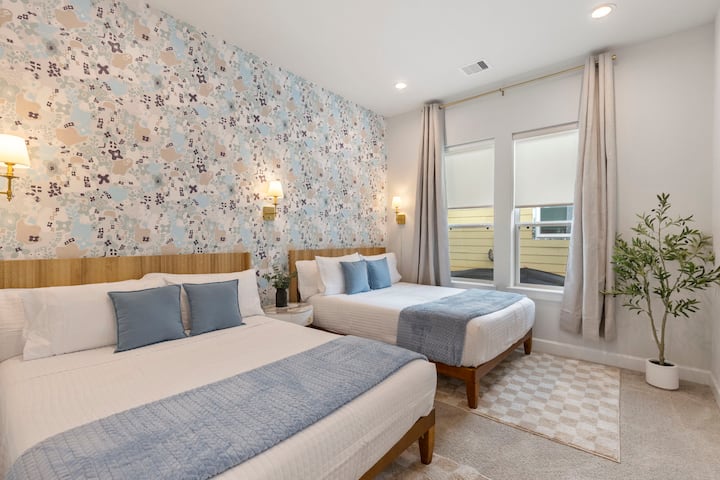 Со два брачни кревета и сопствена бања, во оваа соба има сѐ што ви е потребно за добар сон.