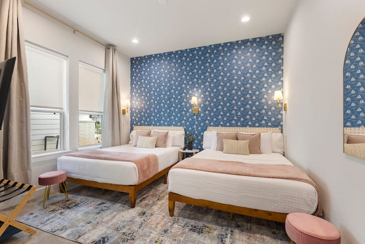 Гушнете се во овој удобен брачен кревет (широк 150-179 см) за добро да се наспиете. Без разлика дали го споделувате со пријател или уживате во самостојно време, тоа е совршено место за одмор.