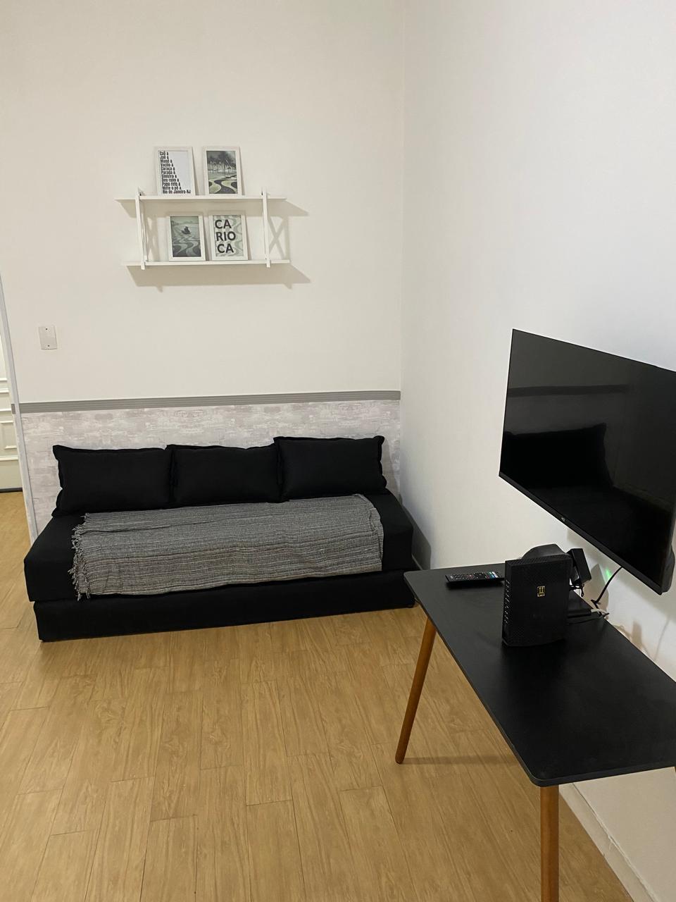 32"tweepersoonsslaapbank, scharnierende tv/muurondersteuning, abonnees voor het streamen van gasten, gratis Pluto TV-app, wifi, afhaalliniaal voor mobiele en plafondventilator.