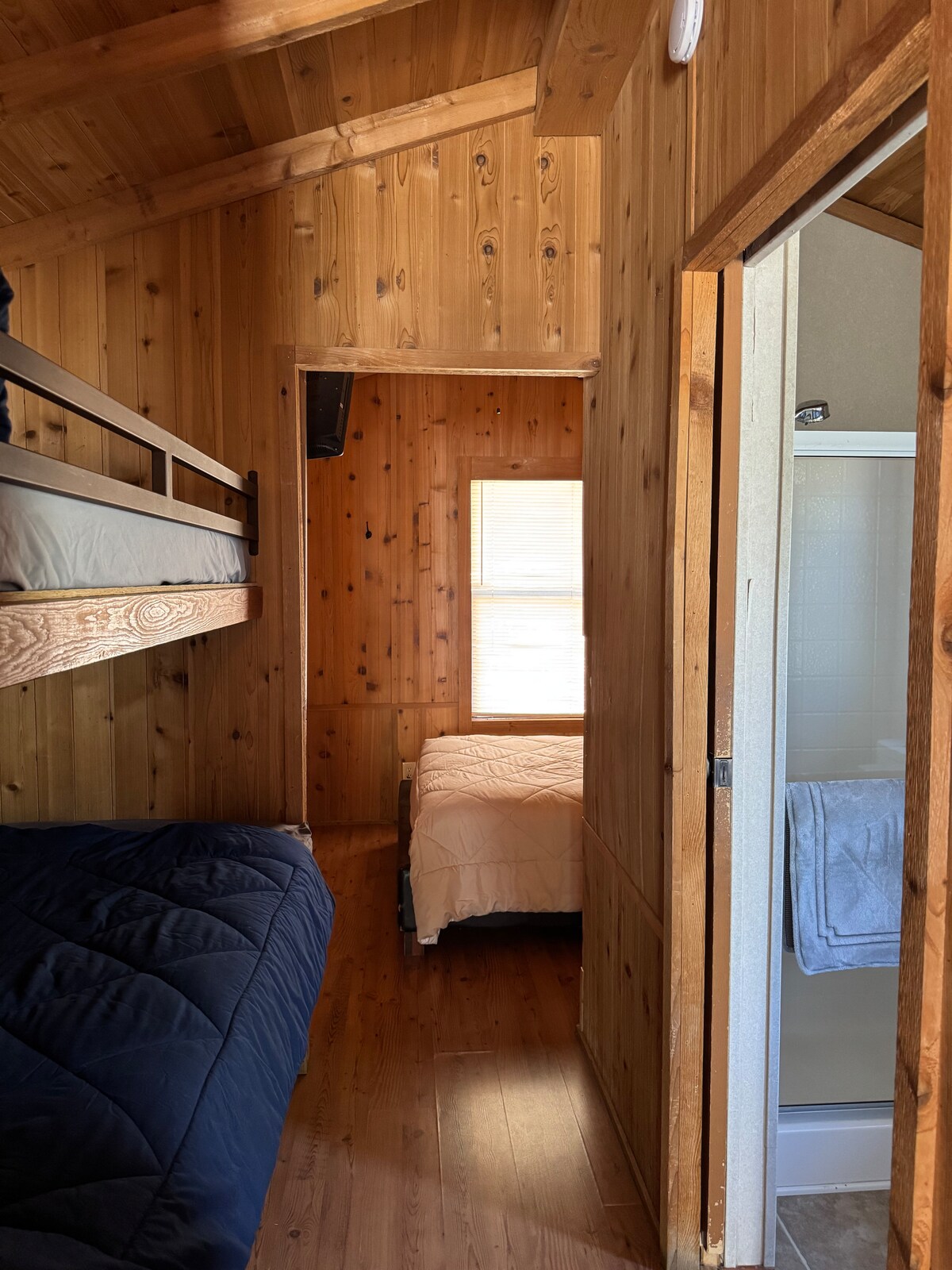 安顿下来，享受宁静的夜晚，我们为您提供所有床上用品。 