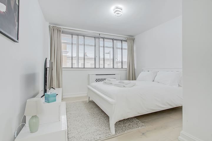 Central Sloane Square 2 Bed Large Apt with Balcony
