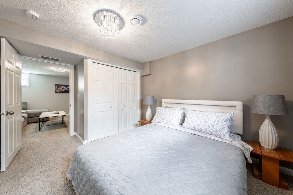 Nouveau lit queen size avec lumières LED et ports USB.