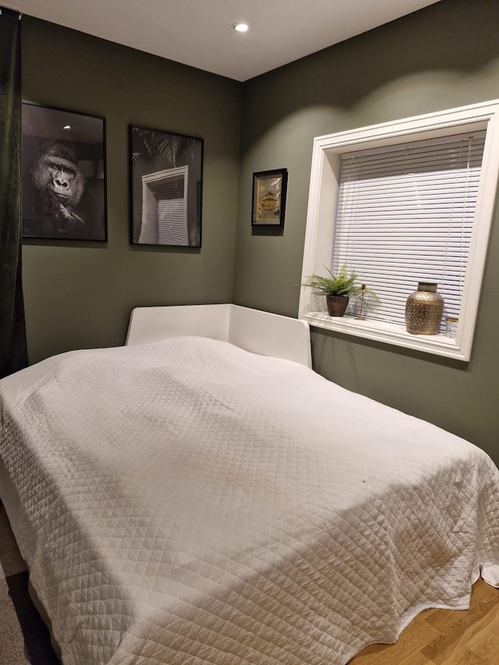 Esta cama mide 200 cm x 160 cm.
Viene con 2 almohadas, 2 edredones, 2 colchones, 1 colchón superior y ropa de cama.

También hay un armario vacío en esta habitación para guardar tu ropa.

Bonita alfombra gris en el suelo y un radiador móvil para la calefacción.
