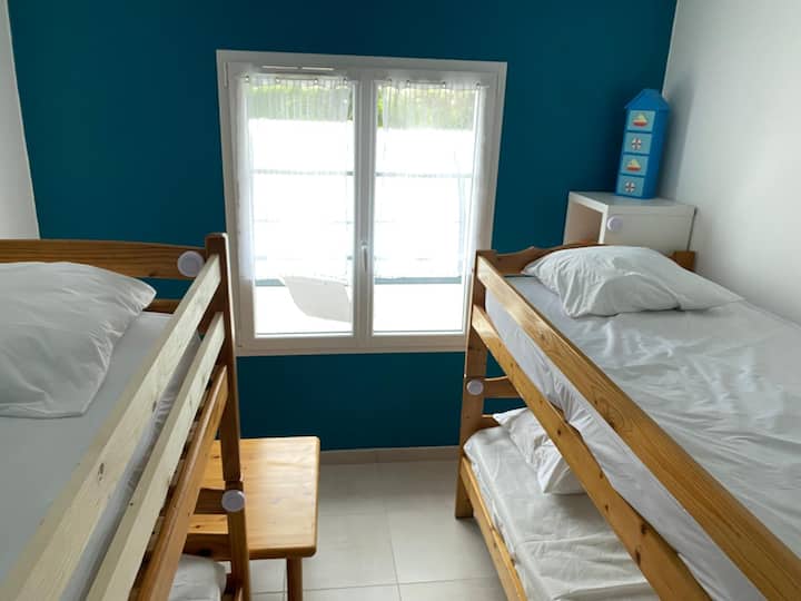 (გაფრთხილება სტუმრებისთვის: „საძილე პირობები არ არის შესაფერისი 6 წლამდე ასაკის და მაქსიმუმ 70 კგ წონის ბავშვებისთვის“)
